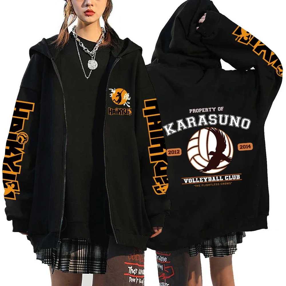 Moletom preto de Haikyuu!! com o brasão Karasuno Volleyball Club atrás e texto laranja nas mangas