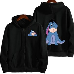 Moletom preto de zíper e capuz com o Ió, do Ursinho Pooh, no peito e nas costas