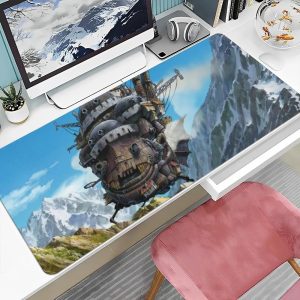 Mousepad com a arte do castelo andante de O Castelo Animado, do Studio Ghibli, numa mesa de trabalho