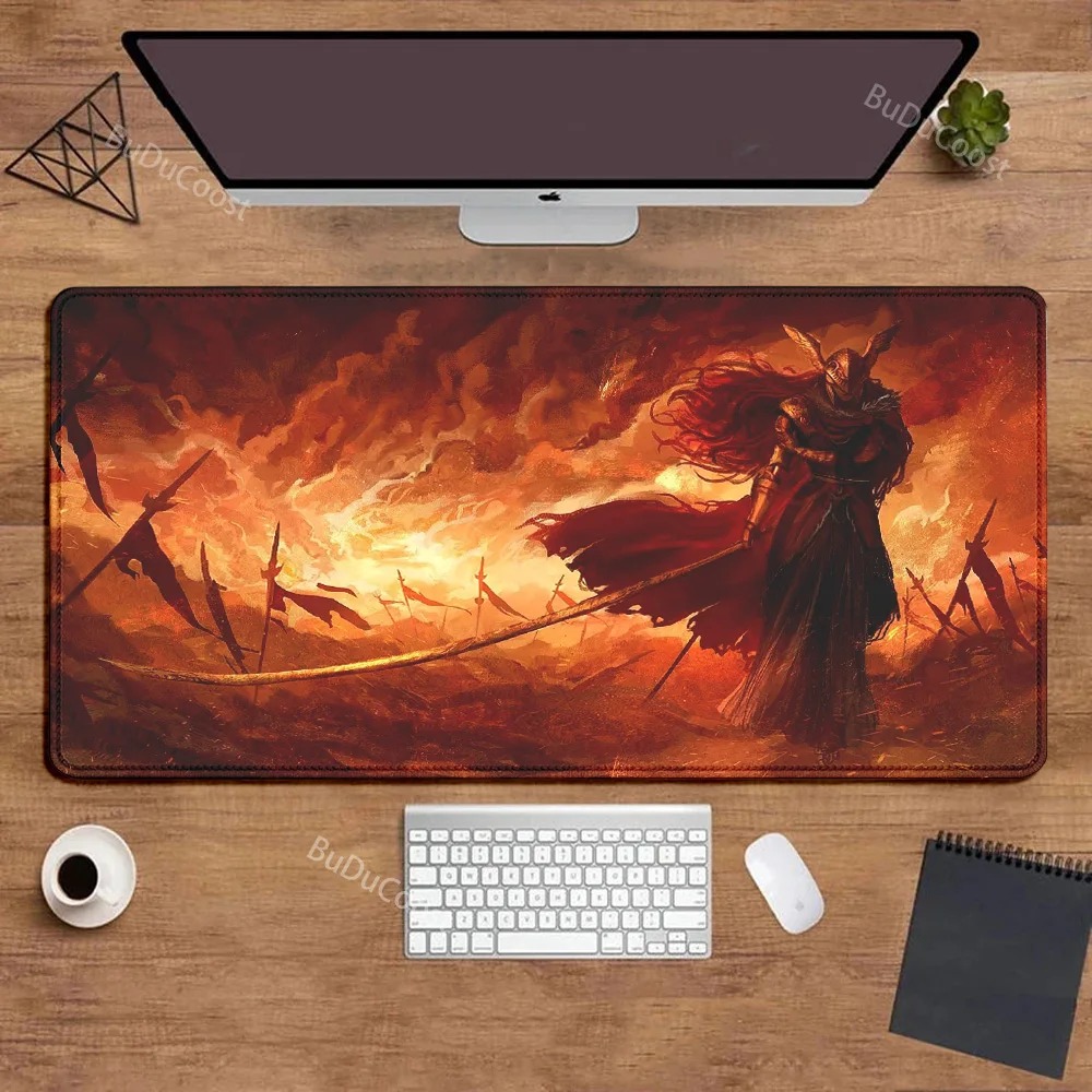 Mousepad com guerreiro de capa num campo em chamas, inspirado em Elden Ring, sobre a mesa
