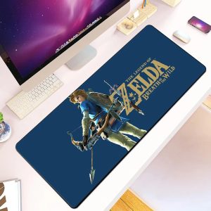 Mousepad azul com o Link de Breath of the Wild apontando o arco e o logo de The Legend of Zelda