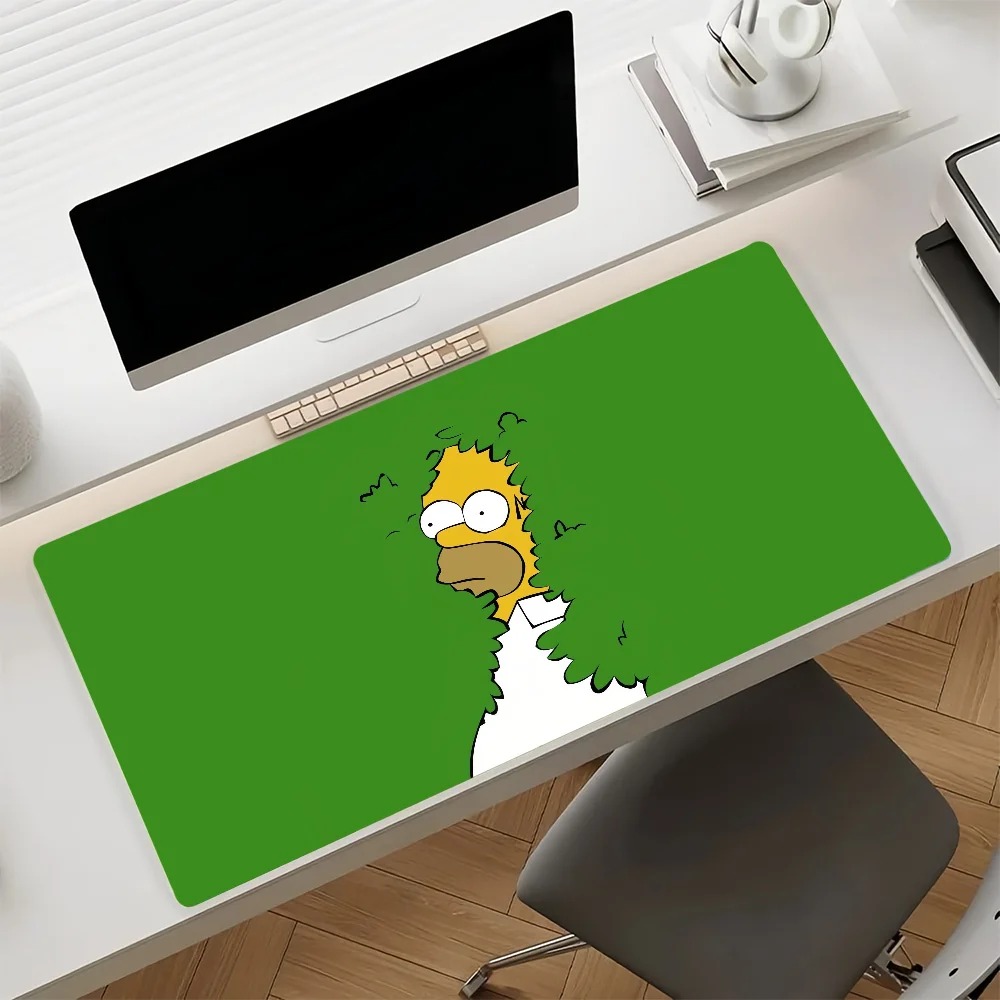 Mousepad grande do Homer Simpson no arbusto em mesa com monitor, de Os Simpsons