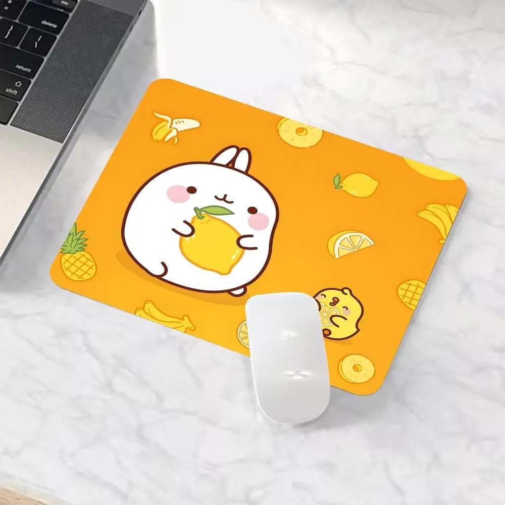 Mousepad do Molang de fundo laranja com frutas, sobre mesa de mármore perto do mouse