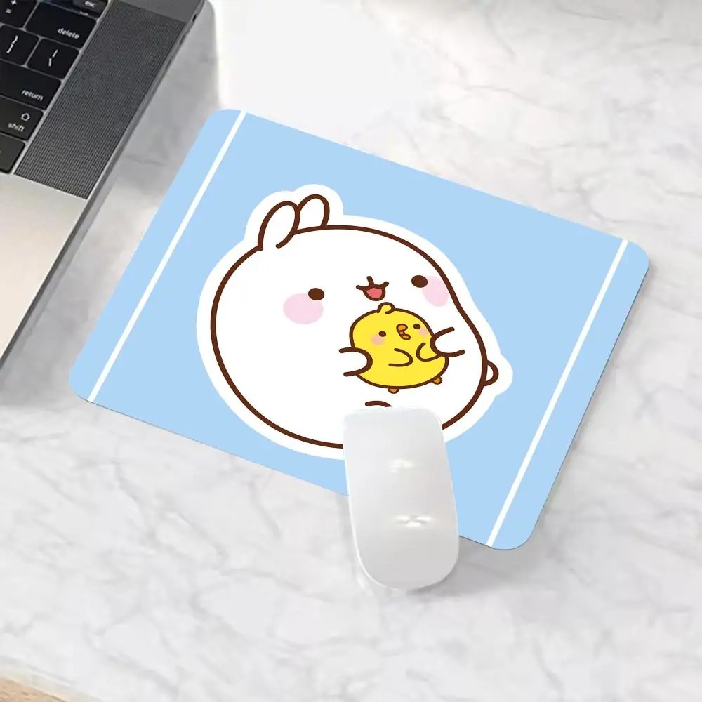 Mousepad azul com o Molang abraçando o pintinho Piu Piu e um mouse branco ao lado