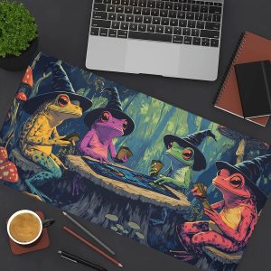 Mousepad com sapos magos de chapéu de bruxo jogando cartas, ao lado de teclado e livros