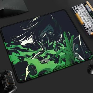 Arte da Viper, de Valorant, em mousepad escuro com fumaça verde, apoiado numa mesa gamer