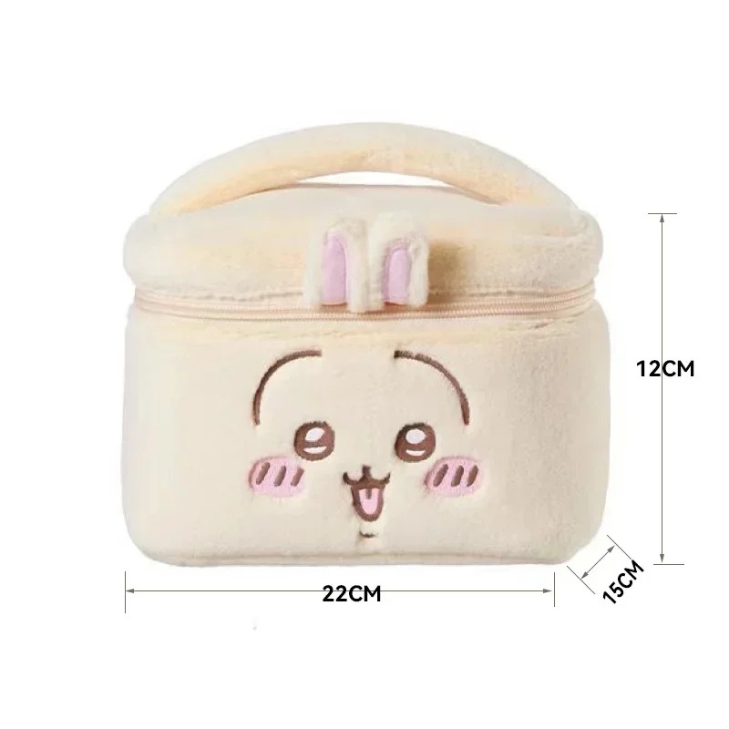 Necessaire de pelúcia amarela da Usagi, de Chiikawa, com alça e medidas de 22, 15 e 12 cm