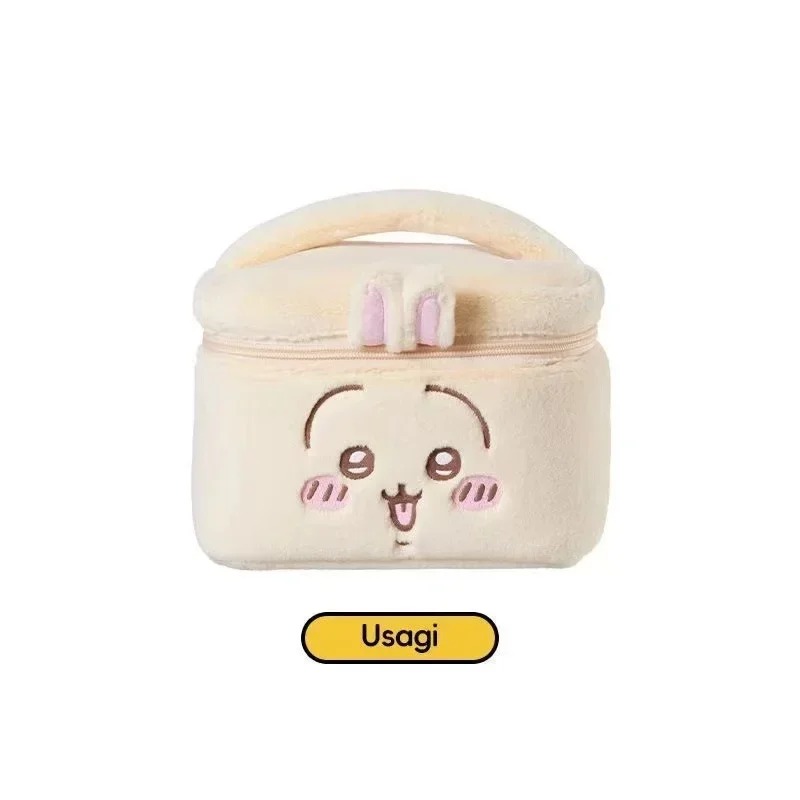 Necessaire amarela da Usagi, de Chiikawa, mostrando orelhas rosa e rostinho bordado