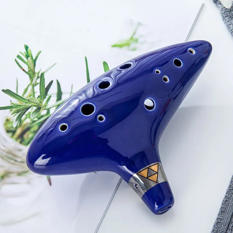 Ocarina de cerâmica azul-escura de 12 furos com Triforce no bocal, estilo Zelda