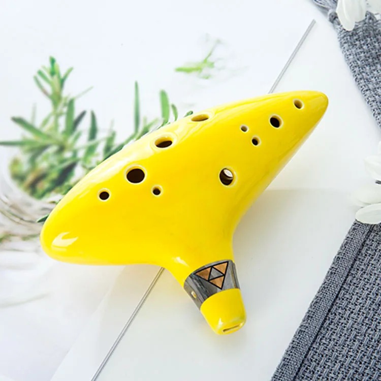 Ocarina de cerâmica amarela de 12 furos com Triforce no bocal, estilo Zelda