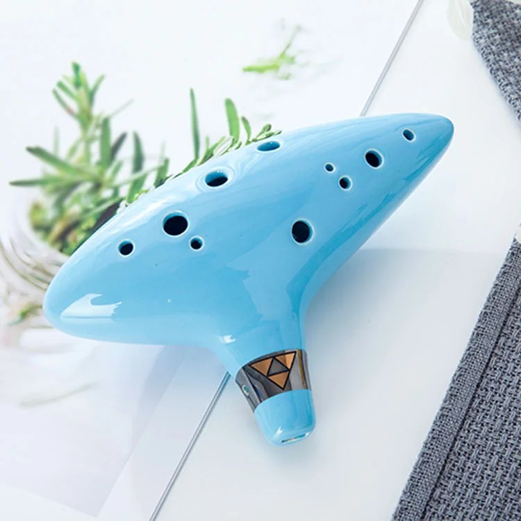 Ocarina de cerâmica azul-clara de 12 furos com Triforce no bocal, estilo Zelda