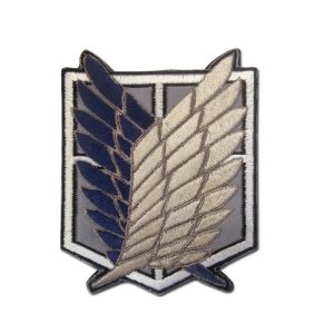 Brasão bordado das Asas da Liberdade, da Tropa de Exploração de Attack on Titan, sobre fundo branco