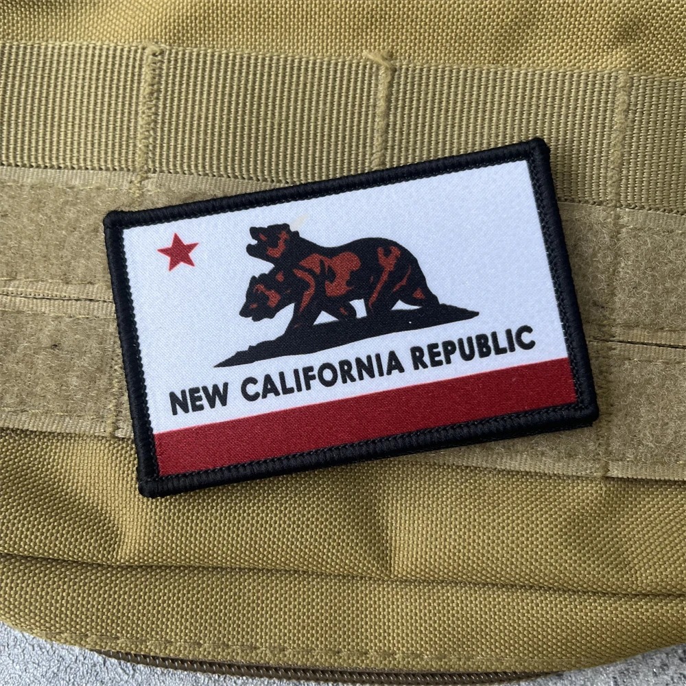 Patch da bandeira da Nova República da Califórnia, de Fallout, numa mochila tática bege