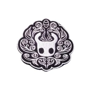 Patch do Cavaleiro, de Hollow Knight, em preto e branco, cercado de arabescos