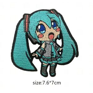 Patch bordado chibi da Hatsune Miku, de Vocaloid, de 7,6 x 7 cm, sobre fundo branco