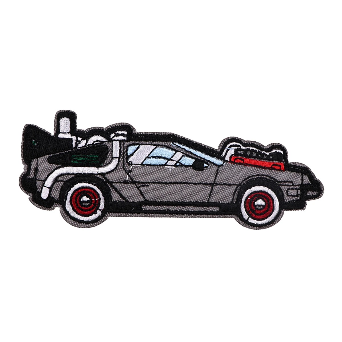 Patch do DeLorean, de De Volta para o Futuro, cinza com rodas vermelhas, em fundo escuro