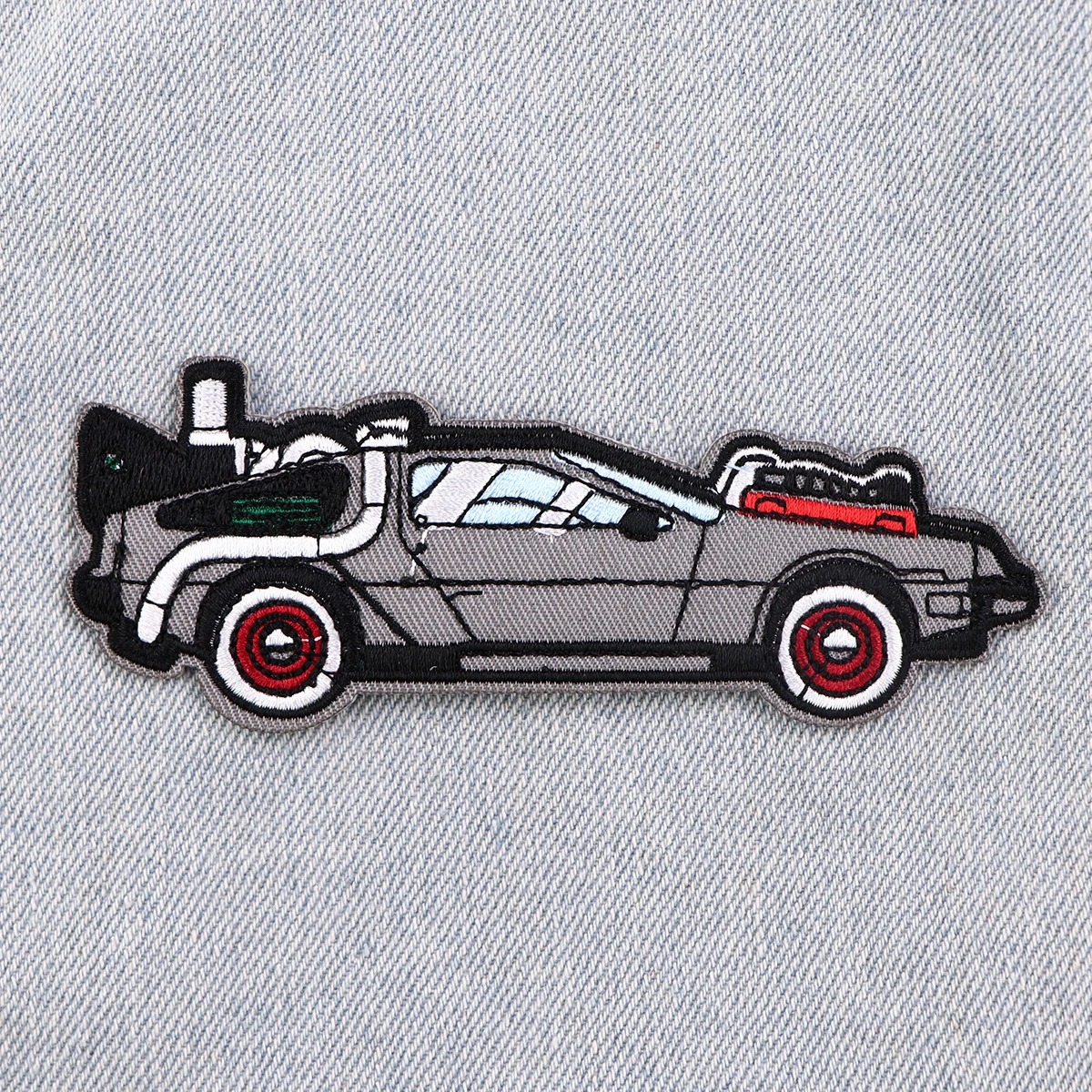 Patch do DeLorean, de De Volta para o Futuro, sobre tecido jeans cinza