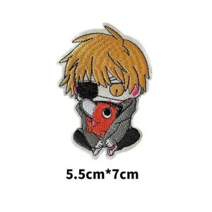 Patch chibi do Denji abraçando o Pochita, de Chainsaw Man, com 5,5 x 7 cm