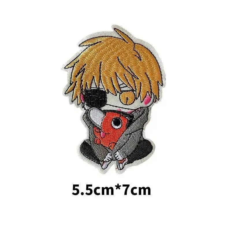 Patch chibi do Denji abraçando o Pochita, de Chainsaw Man, com 5,5 x 7 cm