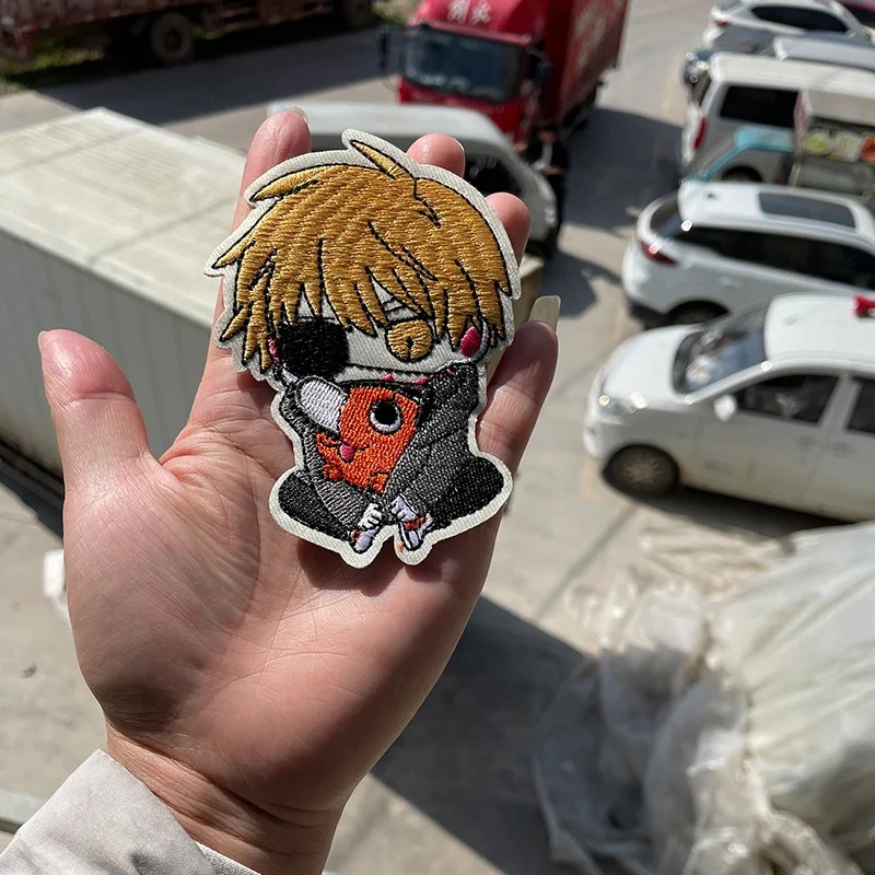 Patch do Denji e do Pochita, de Chainsaw Man, na palma da mão