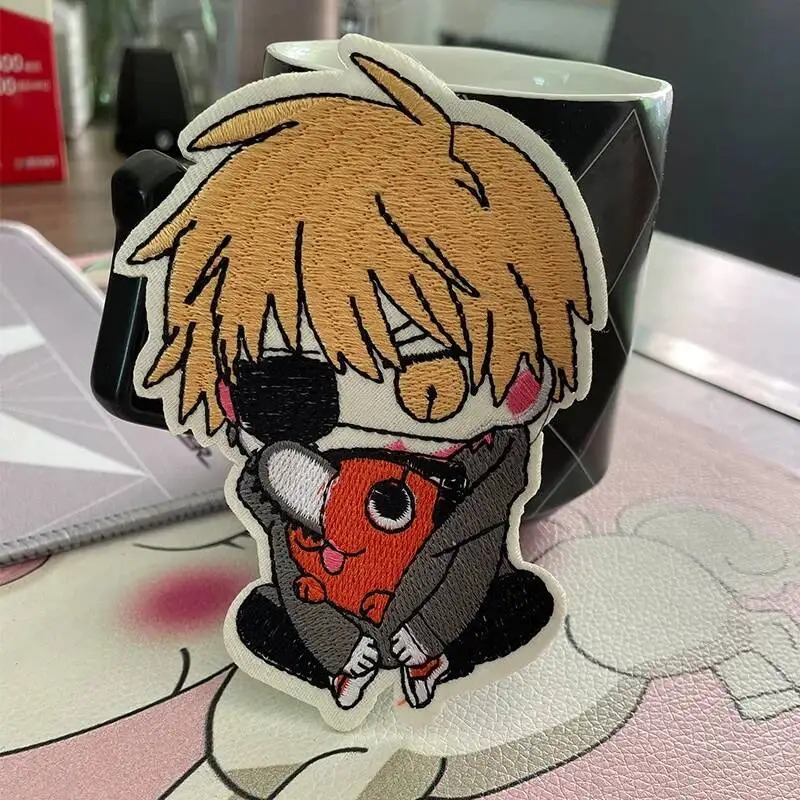 Patch do Denji com o Pochita, de Chainsaw Man, em close sobre uma mesa