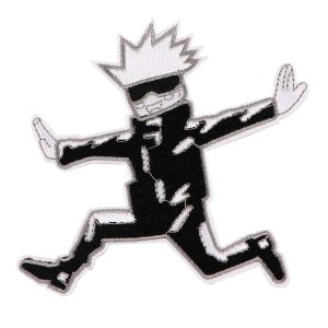 Patch bordado em preto e branco do Gojo Satoru, de Jujutsu Kaisen, correndo, sobre fundo branco