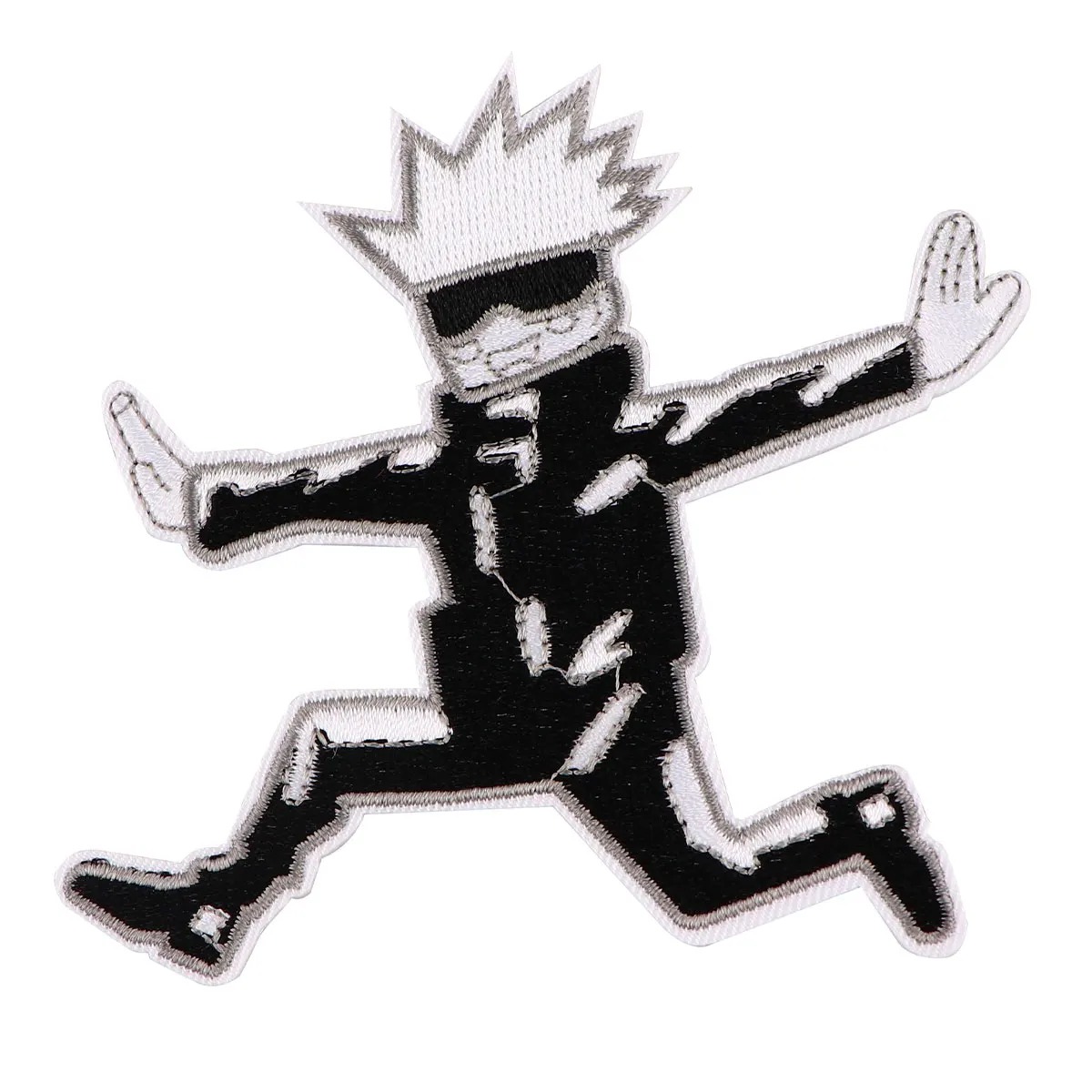 Patch bordado em preto e branco do Gojo Satoru, de Jujutsu Kaisen, correndo, sobre fundo branco