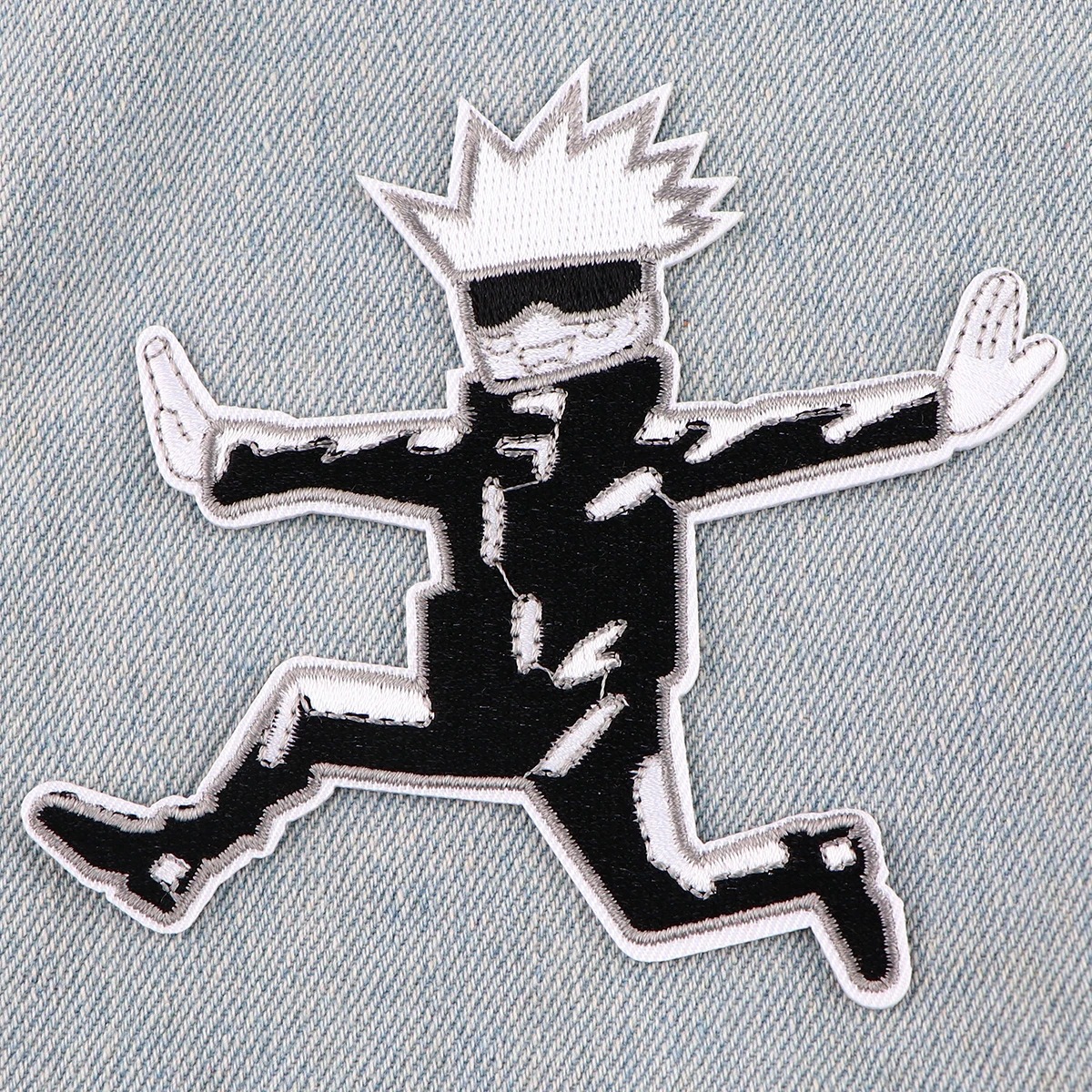 Patch bordado do Gojo Satoru, em preto e branco, aplicado em tecido jeans