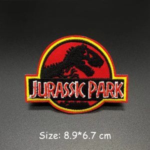 Patch do logo vermelho de Jurassic Park com esqueleto de tiranossauro, com 8,9 x 6,7 cm
