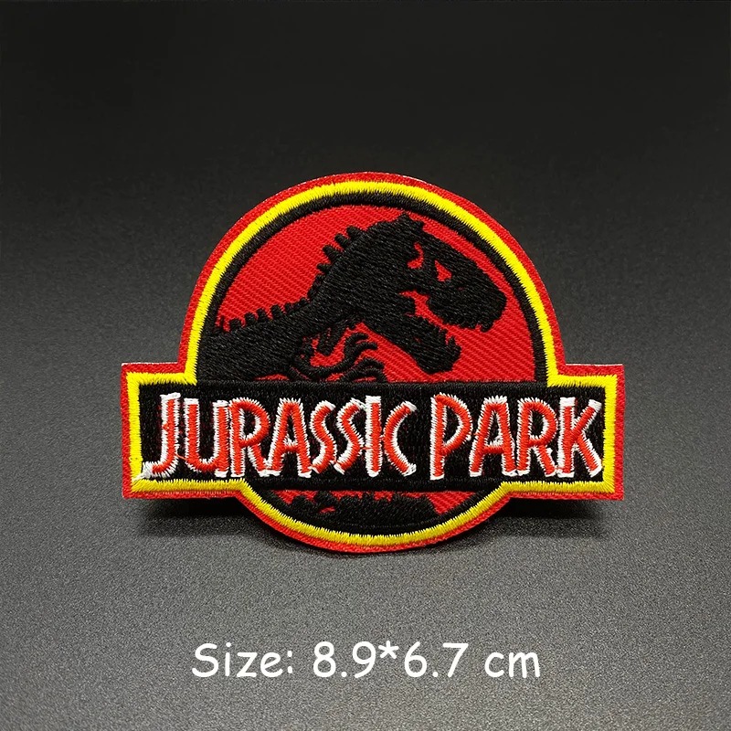 Patch do logo vermelho de Jurassic Park com esqueleto de tiranossauro, com 8,9 x 6,7 cm