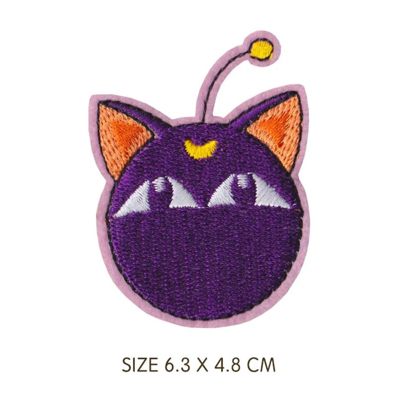 Patch da gata Luna, de Sailor Moon, redondinha, com lua crescente, com medida de 6,3 x 4,8 cm