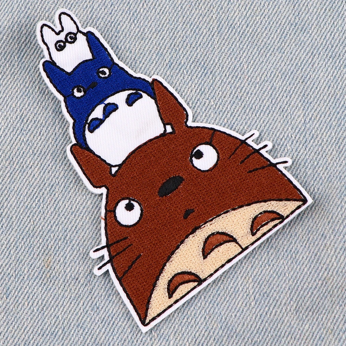 Patch do Totoro inclinado sobre tecido jeans, de Meu Amigo Totoro, do Studio Ghibli