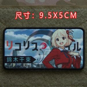 Patch da Chisato Nishikigi, de Lycoris Recoil, de uniforme vermelho, com medida de 9,5 x 5 cm