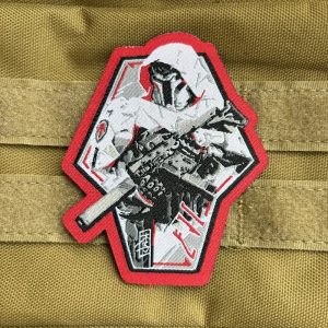 Patch com ilustração de guerreiro mandaloriano de armadura em preto, branco e vermelho, de Star Wars