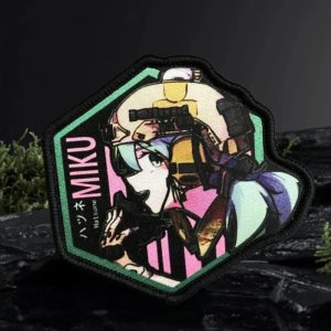 Patch hexagonal da Hatsune Miku, de Vocaloid, em arte colorida, sobre pedra escura