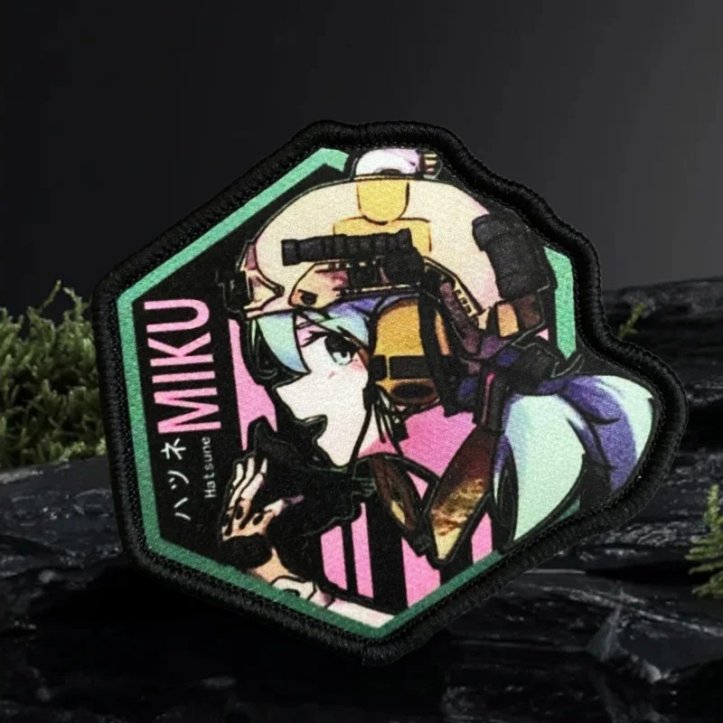 Patch hexagonal da Hatsune Miku, de Vocaloid, em arte colorida, sobre pedra escura