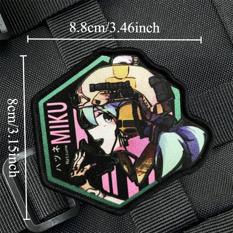 Patch hexagonal da Hatsune Miku, de Vocaloid, com a medida de 8 x 8,8 cm