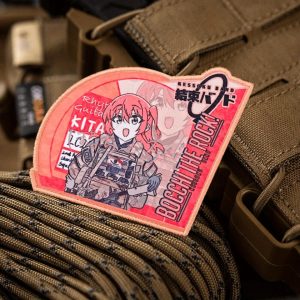 Patch da Ikuyo Kita, de Bocchi the Rock!, em vermelho e rosa, num colete bege