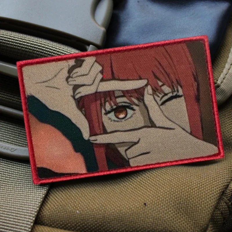 Patch da Makima, de Chainsaw Man, com os dedos em moldura no olho e borda vermelha, num colete militar