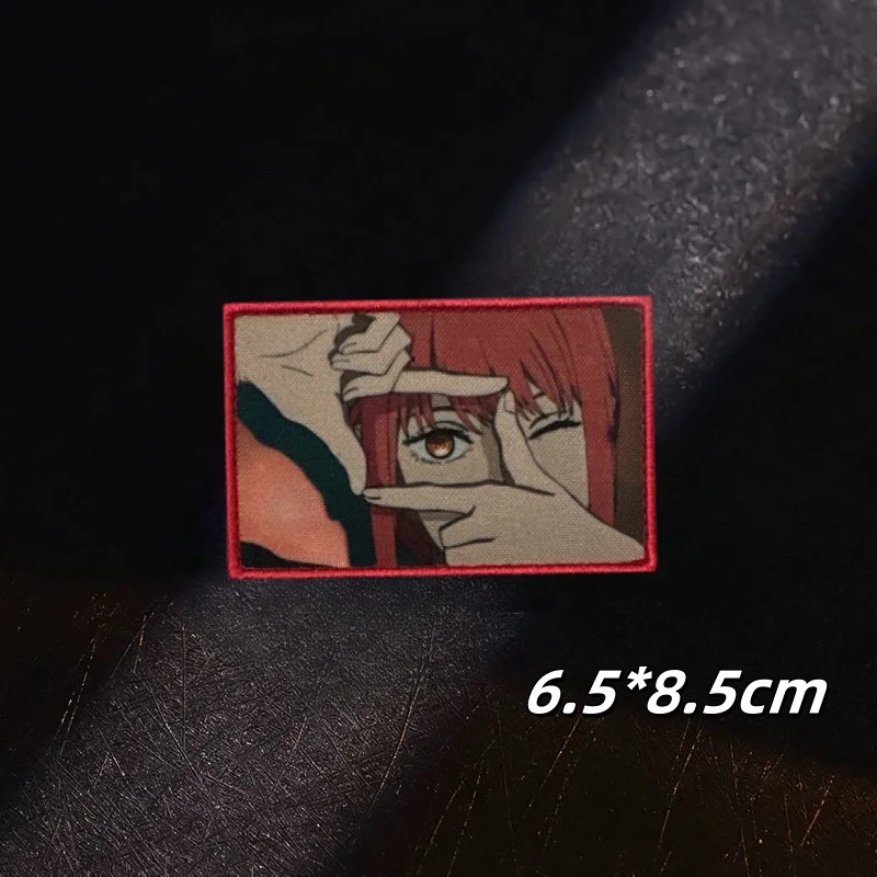 Patch da Makima, de Chainsaw Man, sobre fundo escuro, com a medida de 6,5 x 8,5 cm