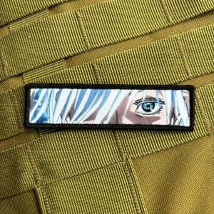 Patch alongado com o olho azul do Gojo Satoru, de Jujutsu Kaisen, num colete verde