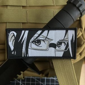 Patch retangular com os olhos da Hange Zoe, de óculos, de Attack on Titan, num colete bege