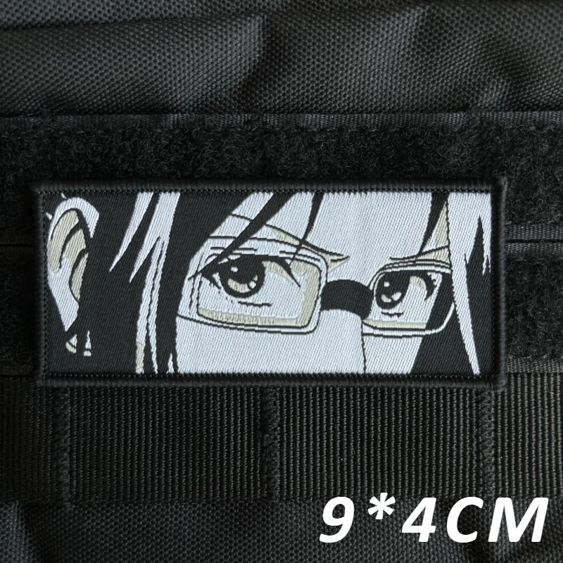 Patch dos olhos da Hange Zoe, de Attack on Titan, com a medida de 9 x 4 cm