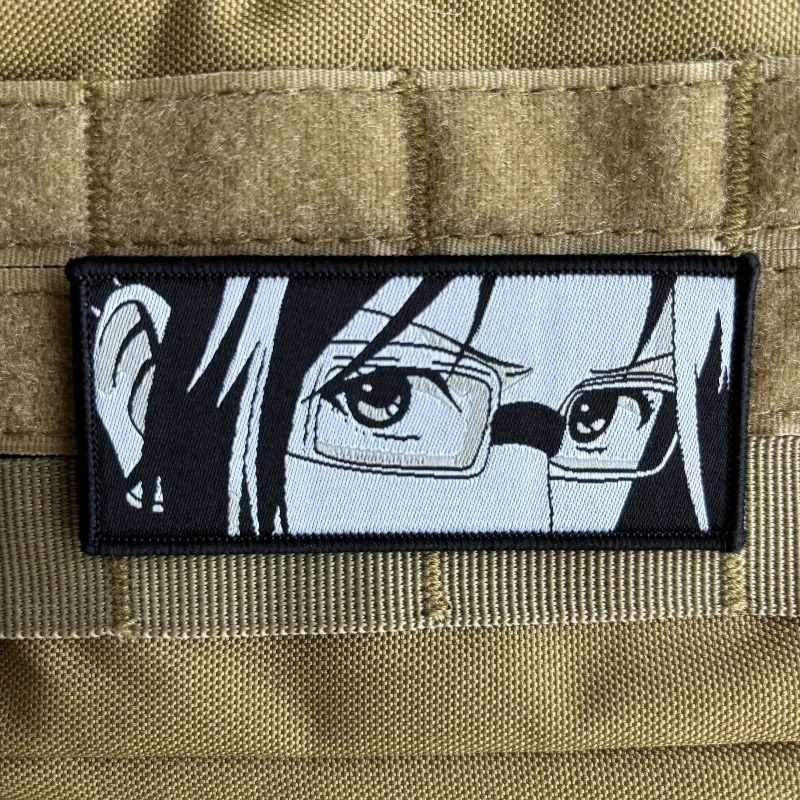 Patch da Hange Zoe, de Attack on Titan, sobre tecido bege com tiras