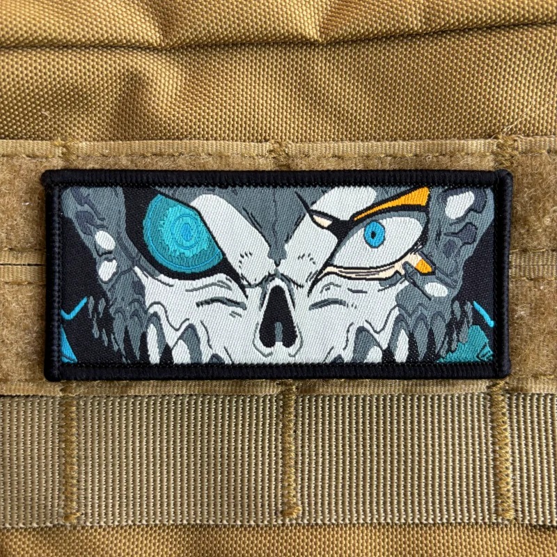 Patch retangular com os olhos do Kaiju No. 8, de crânio e olho azul, num colete bege