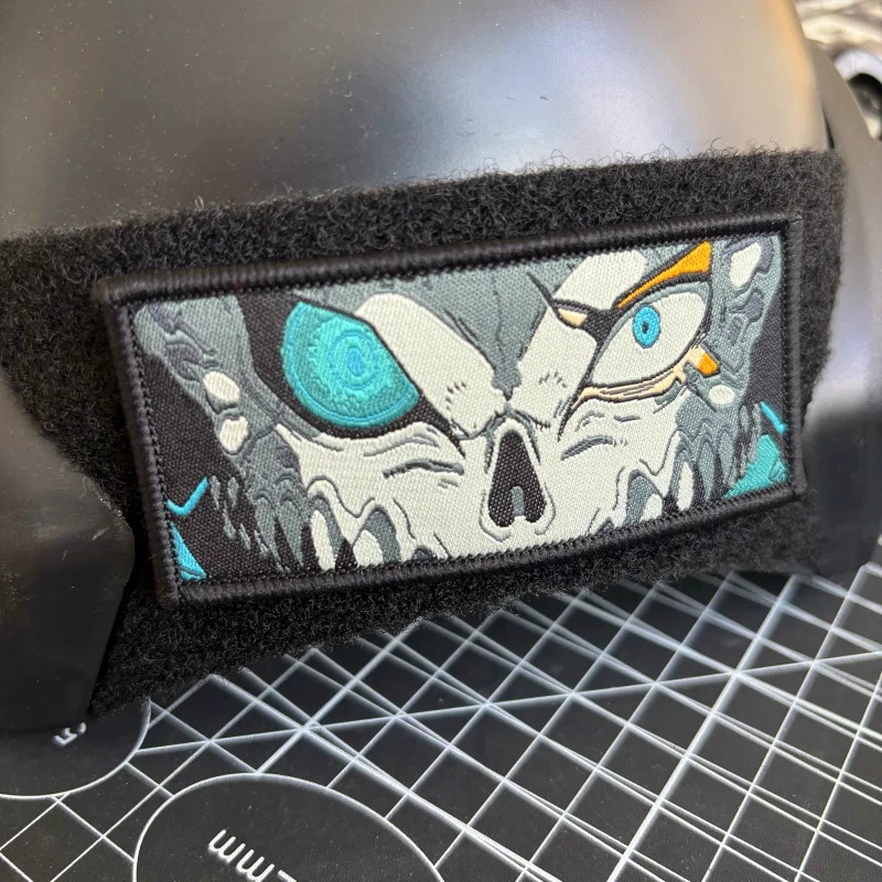 Patch do Kaiju No. 8 preso num suporte de capacete