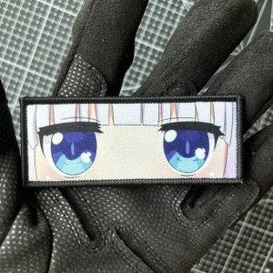 Patch retangular com os olhos azuis da Kanna Kamui, de Dragon Maid, numa luva preta