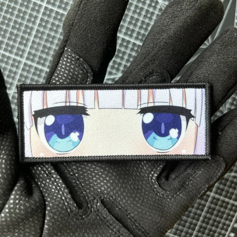 Patch retangular com os olhos azuis da Kanna Kamui, de Dragon Maid, numa luva preta