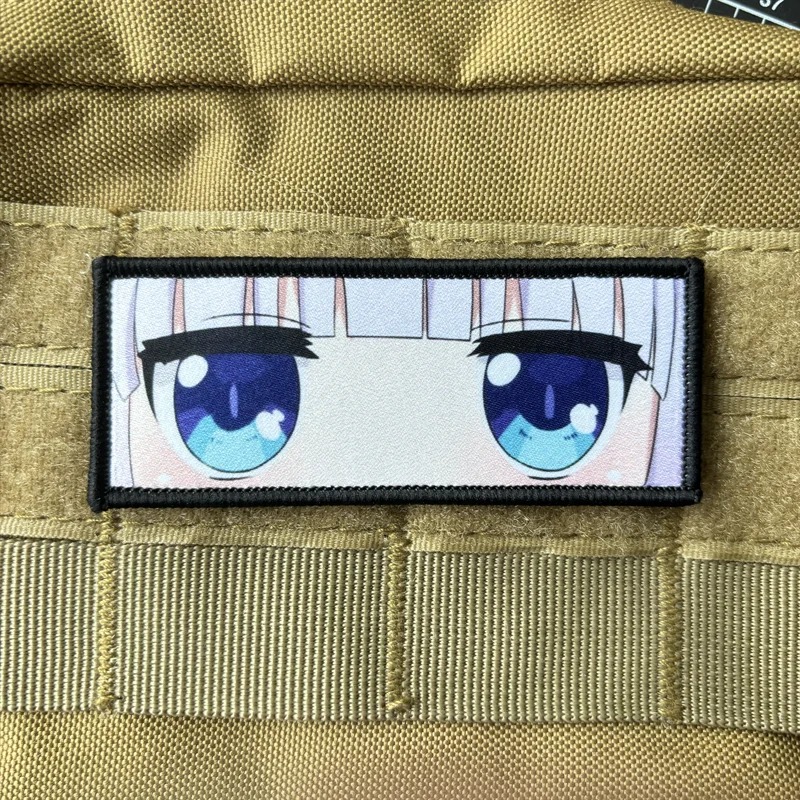 Patch dos olhos da Kanna Kamui, de Dragon Maid, preso num colete bege