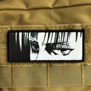 Patch retangular com os olhos do Levi Ackerman, de Attack on Titan, num colete bege